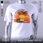 Футболка кримський міст горить, біла, зображена на манекені, фон нейтральний, принт зображає вантажівку та дрони на фоні палаючого мосту з оранжевими та червоними відтінками.