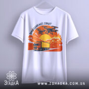 Футболка кримський міст горить, біла, підвішена на вішалці, фон нейтральний, принт зображає вантажівку та дрони на фоні палаючого мосту з оранжевими та червоними відтінками.