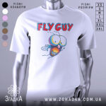Футболка кумедна муха білого кольору, зображена на манекені з правого ракурсу, фон світло-сірий, принт з мультяшною мухою з великими очима та текстом 'FLY GUY' яскравих кольорів.