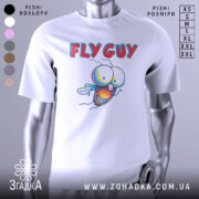 Футболка кумедна муха білого кольору, зображена на манекені з правого ракурсу, фон світло-сірий, принт з мультяшною мухою з великими очима та текстом 'FLY GUY' яскравих кольорів.