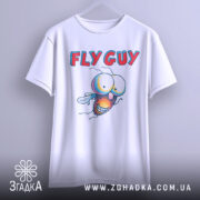 Футболка кумедна муха білого кольору, підвішена на вішалці, фон світло-сірий, принт з мультяшною мухою з великими очима та текстом 'FLY GUY' яскравих кольорів.