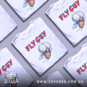 Футболка кумедна муха білого кольору, зображена на манекені з правого ракурсу, фон світло-сірий, принт з мультяшною мухою з великими очима та текстом 'FLY GUY' яскравих кольорів.