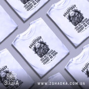 Футболка квадробер білого кольору, зображена з фронтального ракурсу на манекені, фон світло-сірий, принт чорного кольору з котом на квадроциклі та текстом.