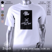 Футболка квітка монохром, біла, зображена на манекені, фон світло-сірий, принт з чорним фоном, білою трояндою та написом 'COME AS YOU ARE'.