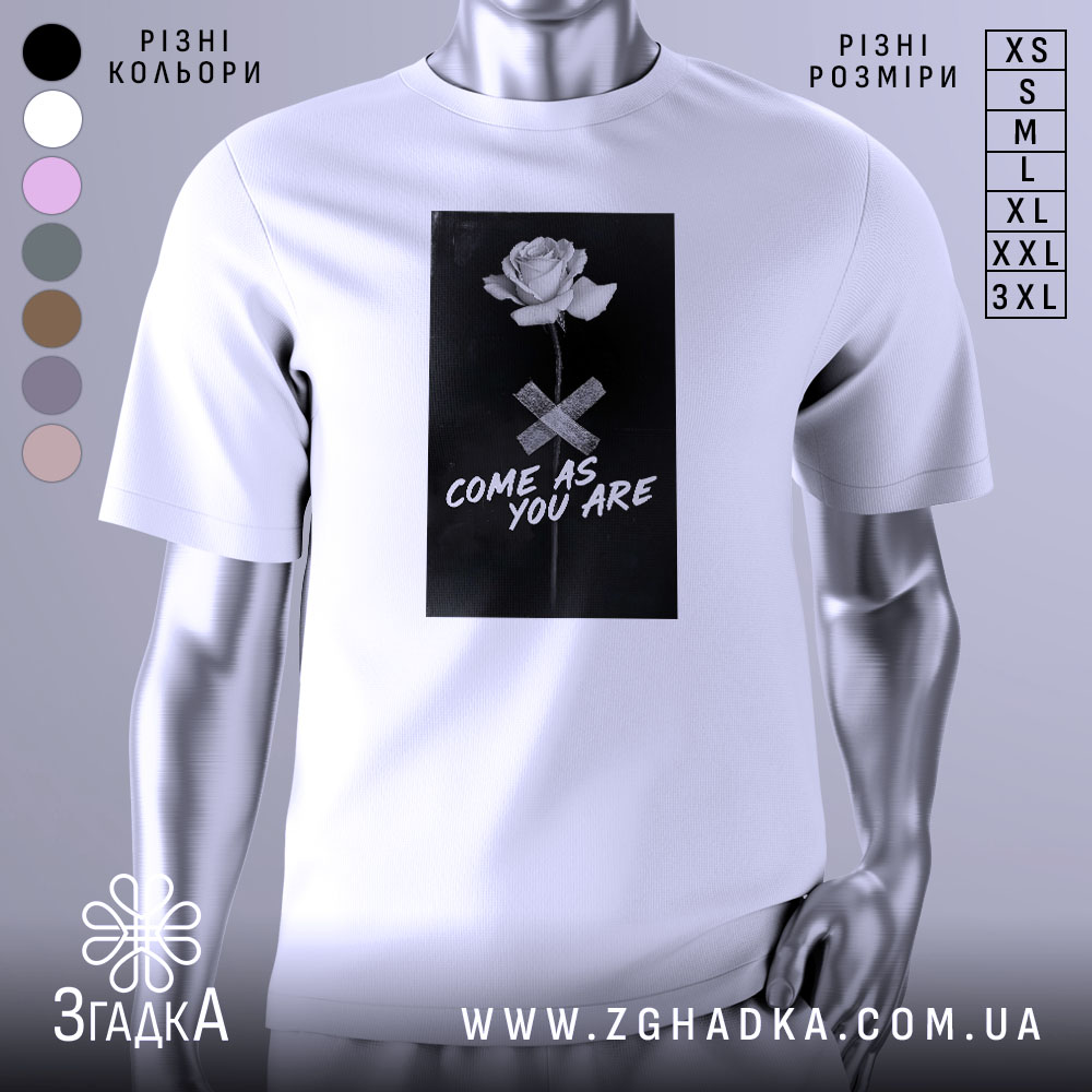 Футболка квітка монохром, біла, зображена на манекені, фон світло-сірий, принт з чорним фоном, білою трояндою та написом 'COME AS YOU ARE'.