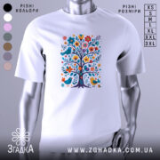 Футболка квіткове дерево, біла, зображена на манекені, фон світло-сірий, принт з кольоровим деревом, птахами та квітами.