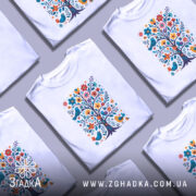 Футболка квіткове дерево, біла, зображена на манекені, фон світло-сірий, принт з кольоровим деревом, птахами та квітами.