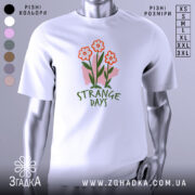 Футболка квіткові арт дні, біла, зображена з фронтального ракурсу на манекені, фон світло-сірий, принт з трьома червоними квітами та написом 'STRANGE DAYS' зеленого кольору.