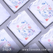 Футболка квіти прекрасний день, біла футболка на манекені, фон світло-сірий, принт з квітами та метеликами в пастельних тонах, текст "Today is a BEAUTIFUL day" в центрі.