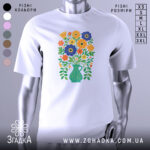 Футболка квіти Україна, біла футболка з яскравим принтом, на якому зображено букет квітів у вазі, з синіми, жовтими та червоними квітами, фон світло-сірий, ракурс з правого боку.