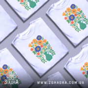 Футболка квіти Україна, біла футболка з яскравим принтом, на якому зображено букет квітів у вазі, з синіми, жовтими та червоними квітами, фон світло-сірий, ракурс з правого боку.