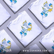 Футболка Київ білого кольору, зображена з правого ракурсу на манекені, фон світло-сірий, принт містить стилізовані зображення київських пам'яток у блакитних та жовтих тонах.