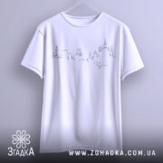 Футболка київський контур міста, біла, підвішена на вішалці, фон світло-сірий, принт у вигляді контурів міста виконаний чорним кольором.