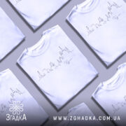 Футболка київський контур міста, біла, зображена з близького ракурсу, на манекені, фон світло-сірий, принт у вигляді контурів міста виконаний чорним кольором.