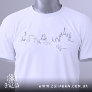 Футболка київський контур міста, біла, зображена в складеному вигляді, фон світло-сірий, принт у вигляді контурів міста виконаний чорним кольором, на футболці є етикетка з зеленим шнурком.