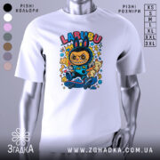 Футболка Labubu білого кольору, зображена на манекені, з принтом персонажа на скейтборді, оточеного котиками та кольоровими елементами, фон світло-сірий.