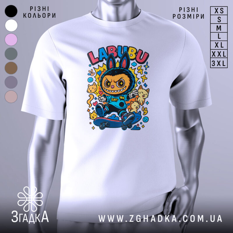 Футболка Labubu білого кольору, зображена на манекені, з принтом персонажа на скейтборді, оточеного котиками та кольоровими елементами, фон світло-сірий.