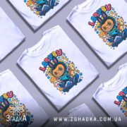 Футболка Labubu білого кольору, зображена на манекені, з принтом персонажа на скейтборді, оточеного котиками та кольоровими елементами, фон світло-сірий.