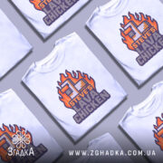 Футболка лава курка Майкрафт, біла, зображена на манекені, фон світло-сірий, принт з вогняними елементами та текстом 'STEVE'S LAVA CHICKEN' у фіолетових та помаранчевих кольорах.