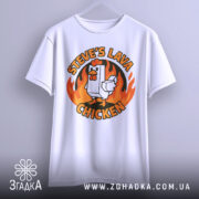 Футболка лавова курка білого кольору, підвішена на вішалці, ракурс спереду, фон світло-сірий, принт з куркою та вогнем, деталі принта чітко видимі.