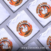 Футболка лавова курка білого кольору, зображена на манекені, ракурс спереду, фон світло-сірий, принт з куркою та вогнем у яскравих кольорах.