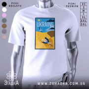 Футболка лелеки летять, біла, зображена на манекені, фон світло-сірий, принт з лелекою на жовтому полі та написом 'UKRAINE' у верхній частині.