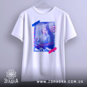 Футболка Леся Українка білого кольору, зображена з фронтального ракурсу, фон світло-сірий, принт містить зображення Лесі Українки з кольоровими елементами, текст на принті написаний українською.