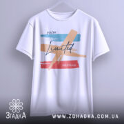 Футболка лімітована колекція, біла, зображена на вішалці, фон світло-сірий, принт з кольоровими мазками: блакитним, персиковим та червоним, текст 'you're Limited edition' написаний чорним шрифтом.