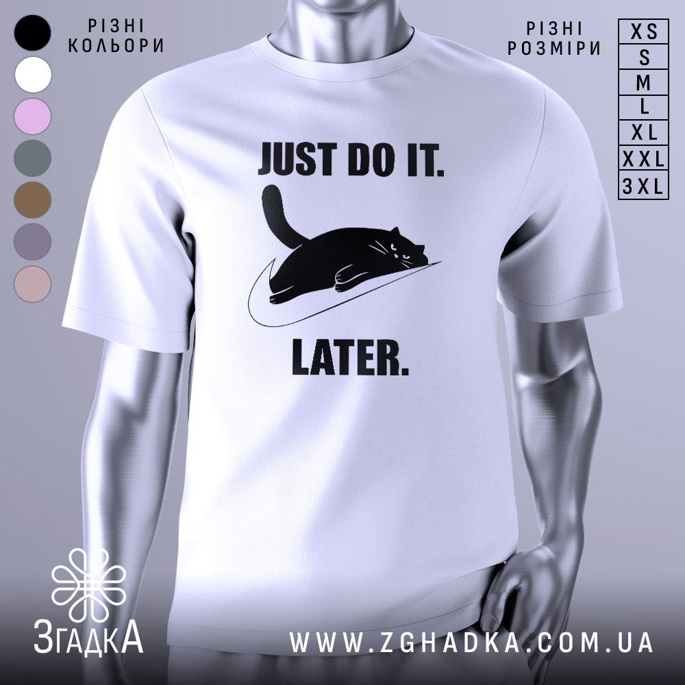 Futbolka Linyvyi Kit Nastrii Styl Dlia Vidpochynku 1 Футболка лінивий кіт, білого кольору, зображена з близького ракурсу на манекені, фон світло-сірий, принт чорного кота, що лежить на логотипі, з текстом 'JUST DO IT. LATER.' у чорному кольорі.
