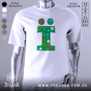 Футболка літера ї, біла, зображена з фронтального ракурсу, фон нейтральний, принт у вигляді зеленого листя з червоними та синіми квітами.