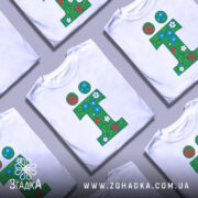 Футболка літера ї, біла, зображена з фронтального ракурсу, фон нейтральний, принт у вигляді зеленого листя з червоними та синіми квітами.