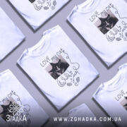 Футболка люблю мого кота, білого кольору, зображена на манекені, фон світло-сірий, принт з чорно-білим зображенням кота та написом 'LOVE my cat' у стилі рукописного шрифту.