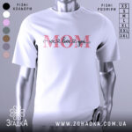 Футболка любов до мами, біла, зображена з правого ракурсу, фон світло-сірий, принт з написом 'MOM' червоного кольору та 'we love you' чорного кольору з сердечками.