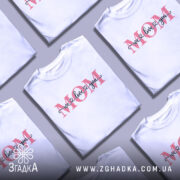 Футболка любов до мами, біла, зображена з правого ракурсу, фон світло-сірий, принт з написом 'MOM' червоного кольору та 'we love you' чорного кольору з сердечками.