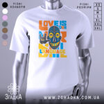 Футболка любов мова, біла, зображена з фронтального ракурсу, фон світло-сірий, принт з написом 'LOVE IS OUR LANGUAGE' у яскравих кольорах, з малюнком маски, що показує жест 'I love you'.