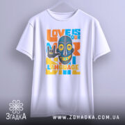Футболка любов мова, біла, зображена з фронтального ракурсу, фон світло-сірий, принт з написом 'LOVE IS OUR LANGUAGE' у яскравих кольорах, з малюнком маски, що показує жест 'I love you'.