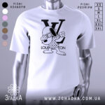 Футболка louis vuitton білого кольору, зображена на манекені з правого ракурсу, фон світло-сірий, принт з персонажем у вбранні з логотипом LV, що виконує жест.