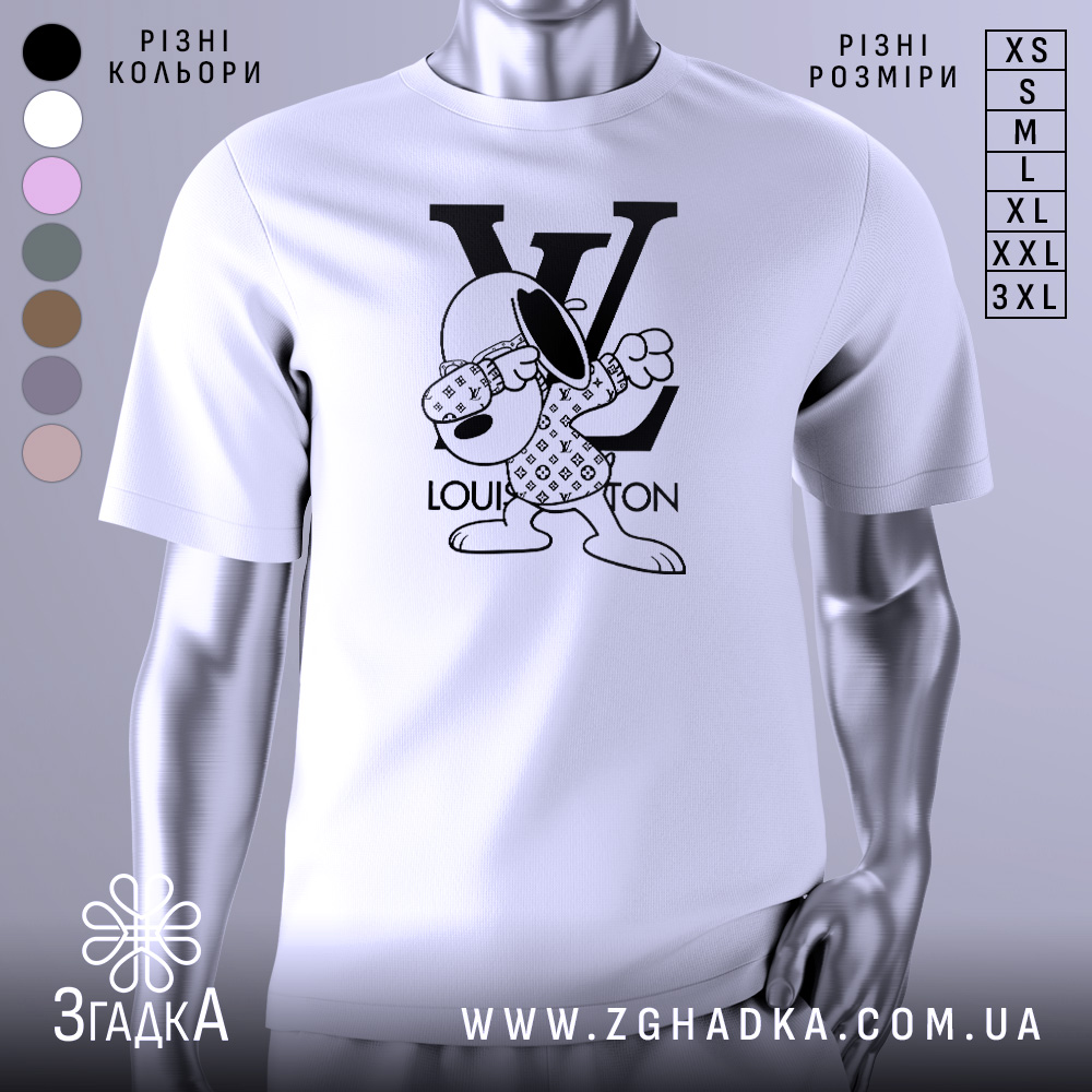 Футболка louis vuitton білого кольору, зображена на манекені з правого ракурсу, фон світло-сірий, принт з персонажем у вбранні з логотипом LV, що виконує жест.