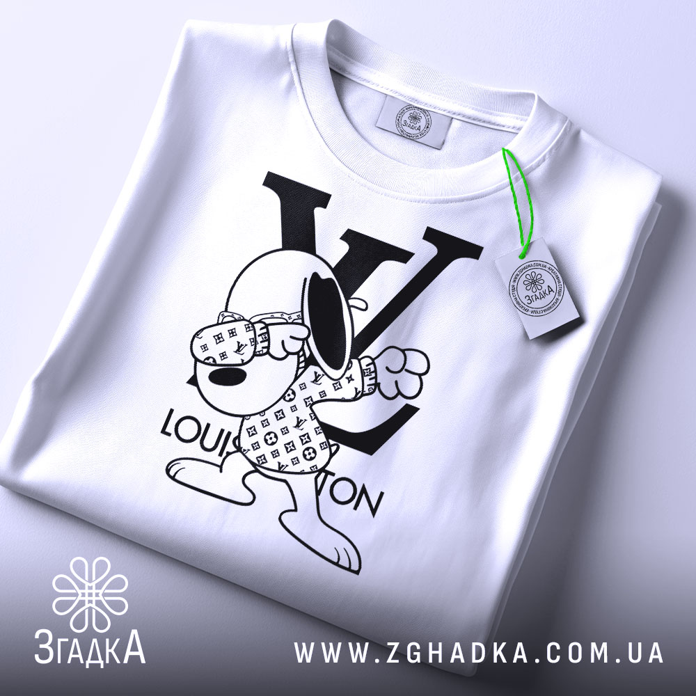 Футболка louis vuitton білого кольору, складена на поверхні, з видимим етикеткою, фон світло-сірий, принт з персонажем у вбранні з логотипом LV, що виконує жест.