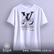 Футболка louis vuitton білого кольору, підвішена на вішалці, фон світло-сірий, принт з персонажем у вбранні з логотипом LV, що виконує жест.