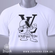 Футболка louis vuitton білого кольору, складена на поверхні, з видимим етикеткою, фон світло-сірий, принт з персонажем у вбранні з логотипом LV, що виконує жест.
