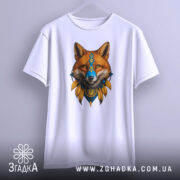 Футболка лис воїн білого кольору, підвішена на вішалці, ракурс спереду, фон світло-сірий, принт з лисом у національних кольорах, деталі принта чітко видимі.