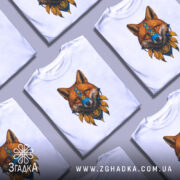 Футболка лис воїн білого кольору, зображена на манекені, ракурс спереду, фон світло-сірий, принт з лисом у національних кольорах з елементами української символіки.
