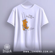 Футболка лисичка качайся, біла футболка на вішалці, принт з лисичкою, що гойдається, фон світло-сірий, текст українською мовою, деталі принта чіткі.