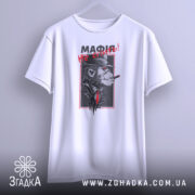 Футболка мафія не спить, біла футболка на вішалці з принтом, зображення горили в капелюсі з сигарою, червоний текст "МАФІЯ не спить!", фон світло-сірий, ракурс спереду.