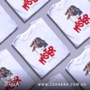 Футболка майстер планів, білого кольору, зображена на манекені з правого боку, фон світло-сірий, принт з рукою, що тримає ляльку, червоний текст 'MASTER' та чорний 'PLANNER'.