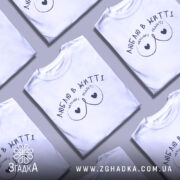 Футболка маленькі радості, біла, зображена на манекені з правого боку, фон світло-сірий, принт чорного кольору з написом 'ЛЮБЛЮ В ЖИТТІ' та малюнком у вигляді сердець.