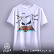 Футболка мамин день, біла, зображена з фронтального ракурсу, на фоні світло-сірого кольору, принт з двома птахами, що кричать 'MOM!' та рибкою внизу, підвішена на вішалці.