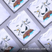 Футболка мамин день, біла, зображена з фронтального ракурсу, на фоні світло-сірого кольору, принт з двома птахами, що кричать 'MOM!' та рибкою внизу.