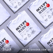 Футболка Марс колонізує біла, зображена на манекені, з принтом, що містить текст 'OCCUPY MARS' та червону планету, на фоні світло-сірого градієнту.